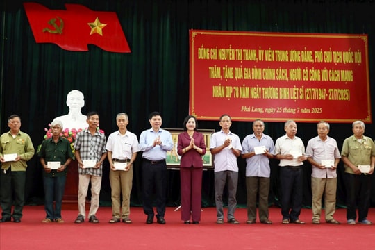 Phó Chủ tịch Quốc hội Nguyễn Thị Thanh thăm, tặng quà gia đình chính sách tại Ninh Bình