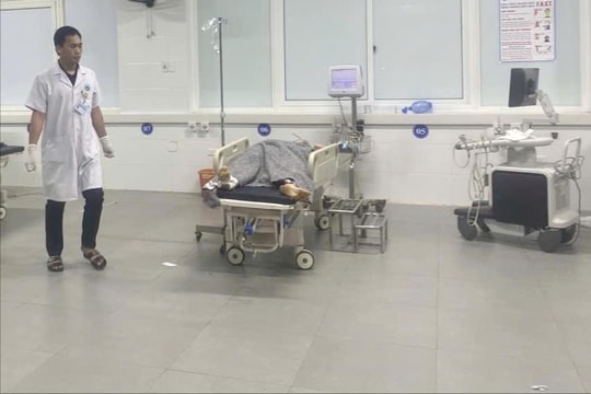 Lật xe khách trên quốc lộ ở Hà Tĩnh, 9 người tử vong