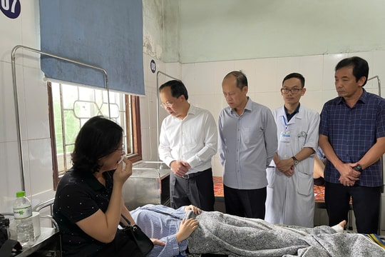 Bí thư Tỉnh ủy Hà Tĩnh động viên, chia sẻ với các gia đình gặp nạn trên xe khách