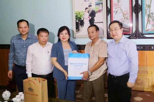 Đoàn ĐBQH tỉnh Quảng Ninh tặng quà người có công tại 2 xã Quảng Hà và Quảng Tân