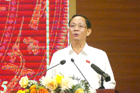 Phó Chủ tịch Quốc hội, Thượng tướng Trần Quang Phương thăm, tặng quà các gia đình chính sách tại Điện Biên