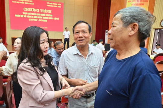 Báo Đại biểu Nhân dân trao quà tri ân người có công tại phường Phúc Yên, tỉnh Phú Thọ