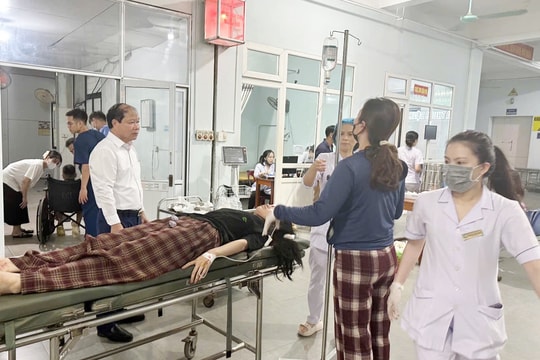 Xuyên đêm cấp cứu, điều trị cho các nạn nhân trong vụ tai nạn thảm khốc tại Hà Tĩnh