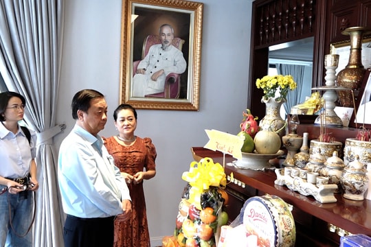 Phó Chủ tịch Quốc hội Lê Minh Hoan thăm, tặng quà gia đình liệt sĩ tại TP. Hồ Chí Minh