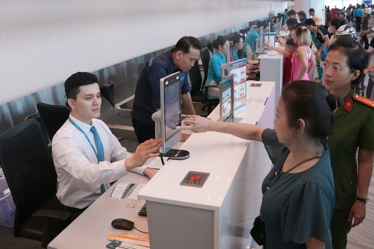 "Mục sở thị" quy trình "check-in" trong vài giây bằng VNeID, sinh trắc học tại nhà ga T3