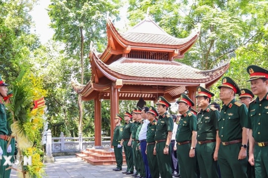 Bộ trưởng Bộ Quốc phòng Phan Văn Giang dâng hương tại tỉnh Thái Nguyên
