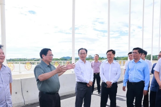 PM inspects key infrastructure projects in Hue