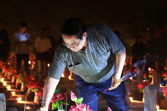 PM joins national candle-lighting ceremony to commemorate martyrs