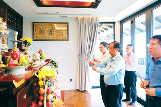 Phó Chủ tịch Quốc hội Lê Minh Hoan thăm, tặng quà gia đình liệt sĩ tại TP. Hồ Chí Minh