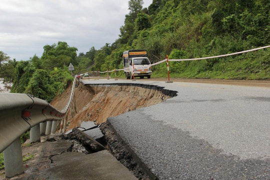 Giao thông vùng lũ Nghệ An vẫn ách tắc vì quốc lộ 7 xói lở nghiêm trọng