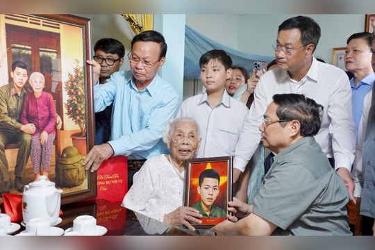 Thủ tướng Chính phủ Phạm Minh Chính tri ân các anh hùng liệt sĩ tại Quảng Trị