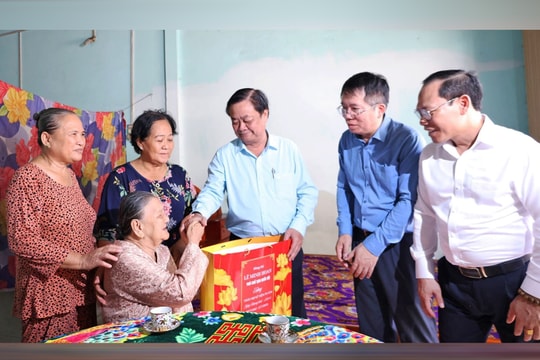 Phó Chủ tịch Quốc hội Lê Minh Hoan thăm, tặng quà gia đình chính sách tại Đồng Tháp