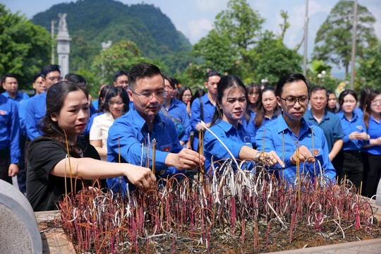 Tri ân và tiếp bước – Tuổi trẻ Quốc hội với hành trình về nguồn