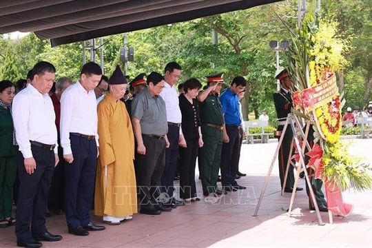 Thủ tướng Phạm Minh Chính dâng hương tưởng niệm các Anh hùng liệt sĩ tại Quảng Trị