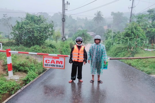 Quảng Trị: Tự ý lái ô tô vượt rào chắn, 4 thanh niên bị lũ cuốn trôi