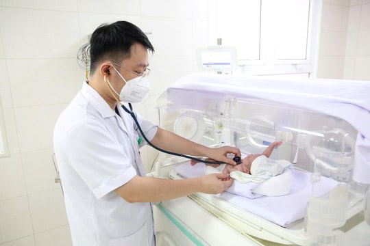 Kỳ tích giành lại sự sống cho bé gái sinh non nặng 550 gram