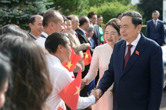 Chủ tịch Quốc hội Trần Thanh Mẫn gặp mặt cộng đồng người Việt Nam tại Thụy Sĩ