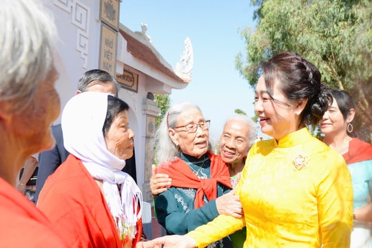 Phu nhân Chủ tịch Quốc hội thăm, tặng quà Làng Việt Nam tại Morocco