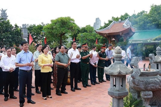 Thủ tướng Phạm Minh Chính dâng hương tưởng nhớ Chủ tịch Hồ Chí Minh và các Anh hùng liệt sĩ tại Quảng Trị