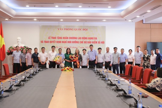 Trao Huân chương Lao động hạng Ba và quyết định nghỉ hưu cho cán bộ Cục Quản trị