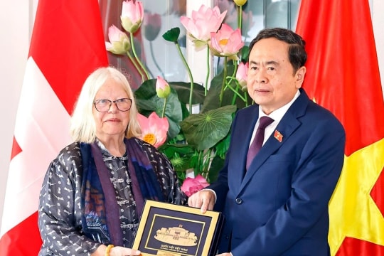 NA Chairman receives Switzerland–Vietnam Friendship Association President in Geveva