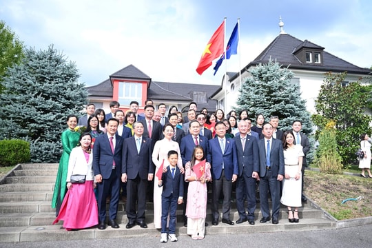 Chủ tịch Quốc hội Trần Thanh Mẫn gặp mặt cộng đồng người Việt Nam tại Thụy Sĩ