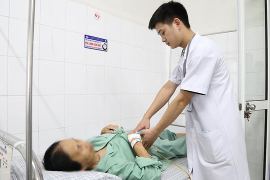 Hy hữu: Người phụ nữ cùng lúc bị sỏi mật và giun đũa trong đường mật