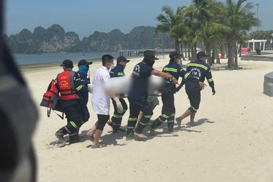 Tìm thấy thi thể người cha mất tích khi đi tắm biển cùng con tại Hạ Long