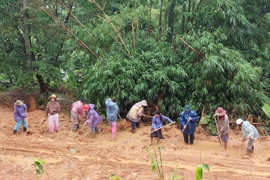Bộ đội Biên phòng Quảng Trị giúp người dân biên giới khắc phục hậu quả sau mưa lũ