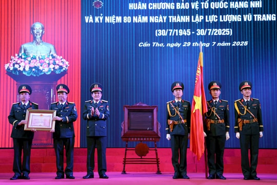 Lực lượng vũ trang TP. Cần Thơ đón nhận Huân chương Bảo vệ Tổ quốc hạng Nhì