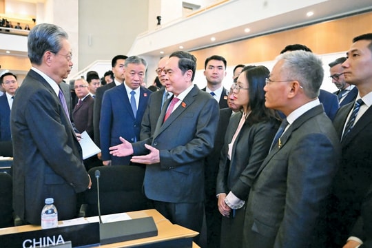 Chủ tịch Quốc hội Trần Thanh Mẫn gặp Chủ tịch Nhân đại toàn quốc Trung Quốc