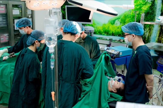 Căng thẳng ca cấp cứu sản phụ vỡ tử cung sau tai nạn giao thông