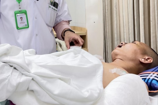 Kích hoạt báo động đỏ cấp cứu bệnh nhân bị lòi ruột, vỡ gan, đa chấn thương sau tai nạn giao thông