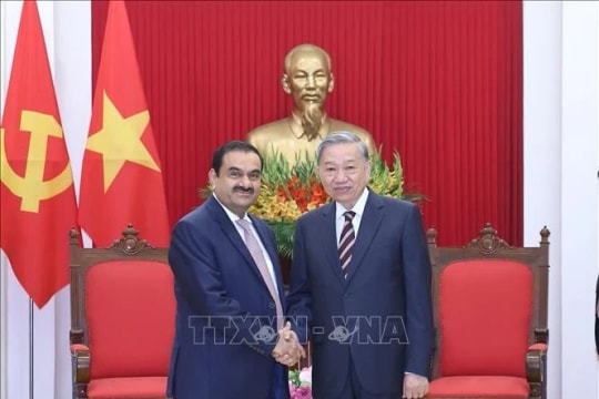 Vietnamese Party chief receives Chairman of India's Adani Group