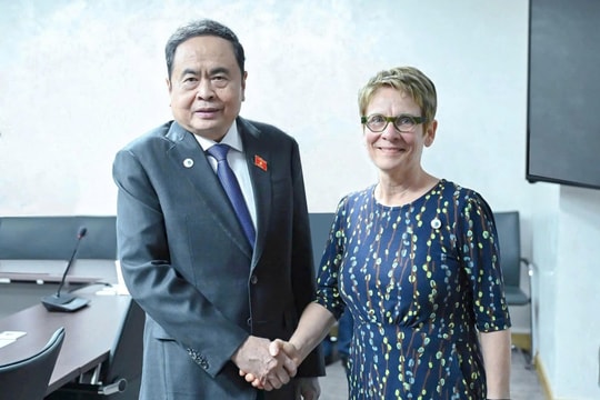 Chủ tịch Quốc hội Trần Thanh Mẫn gặp Chủ tịch Thượng viện Canada