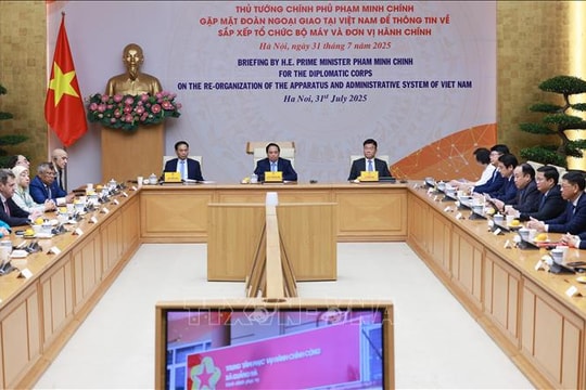 Thủ tướng gặp mặt Đoàn Ngoại giao tại Việt Nam để thông tin về sắp xếp tổ chức bộ máy