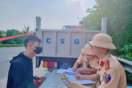 Cảnh sát giao thông Hà Nội xử phạt nhiều người điều khiển xe máy đi vào đường cao tốc