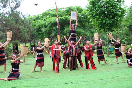 Về Làng trải nghiệm văn hóa truyền thống các dân tộc