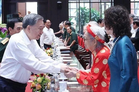 Tổng Bí thư Tô Lâm gặp mặt đại biểu có công với cách mạng