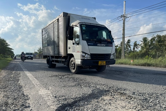 An Giang: Vì sao hơn 12km mặt đường Quốc lộ 61 xuống cấp đã lâu chưa được sửa chữa?