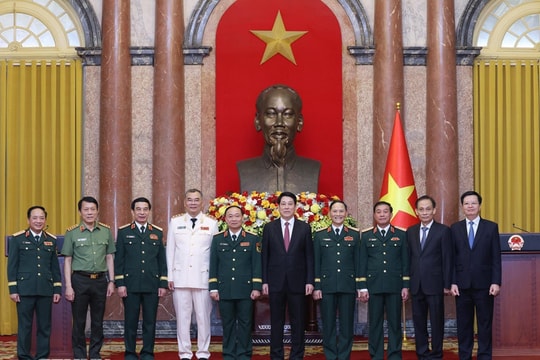 Chủ tịch nước Lương Cường trao quyết định thăng quân hàm cho sỹ quan Quân đội và Công an