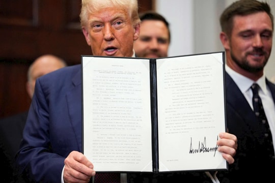 Mỹ áp thuế cao với hàng chục nước, bổ sung thêm “thuế tái xuất” 40%