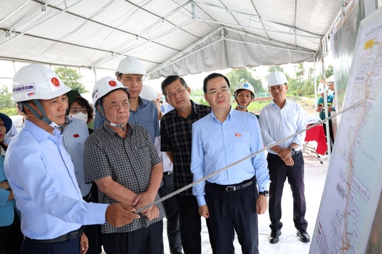 Phó Chủ tịch Quốc hội Lê Minh Hoan khảo sát dự án đường Hồ Chí Minh tại An Giang, Cà Mau