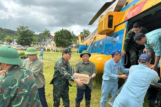 Vận chuyển hàng cứu trợ người dân vùng lũ tại Điện Biên bằng máy bay trực thăng