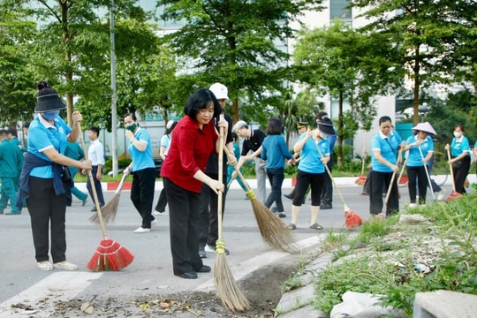 Bí thư Thành ủy Hà Nội Bùi Thị Minh Hoài tham gia tổng vệ sinh môi trường tại phường Xuân Đỉnh