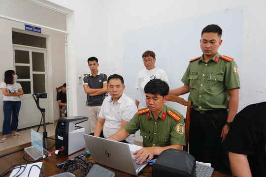 TP. Hồ Chí Minh: Công an xuống tận cơ sở cấp định danh điện tử cho người nước ngoài