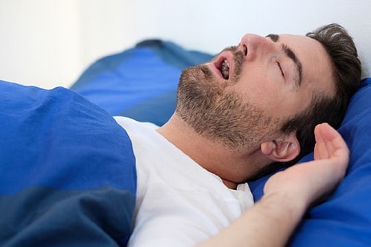 Ngủ ngáy không đơn giản như bạn nghĩ: 11 căn bệnh đang rình rập