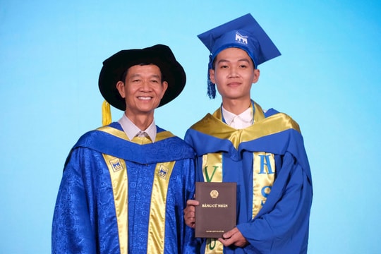 Thầy Hiệu trưởng khuyên sinh viên không để AI, mạng xã hội điều khiển bản thân