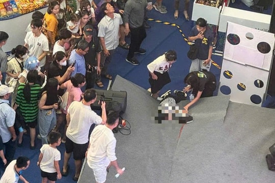 Một người đàn ông rơi từ tầng 4 AEON Mall Long Biên