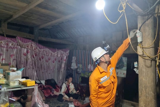 100% khách hàng ở vùng lũ Điện Biên đã có điện trở lại